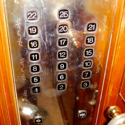 Un ascenseur dans un hôtel chinois. Les chiffres qui portent malheur sont tout simplement sautés.