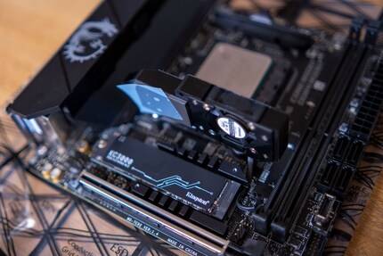 On installe le SSD PCIe 3.0 sous le refroidissement de la puce. Il faut ensuite retirer le film plastique de protection sur le pad thermique u devrais retirer le film plastique du tampon thermique.