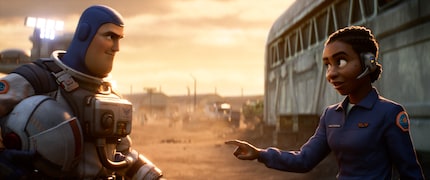 Buzz part au début avec son amie et mentor, la commandante Alisha Hawthorne.