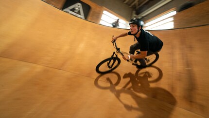 A tracking shot by Mathias with a shutter speed of 1/80. The background and the wheels are blurred by the movements, but the subject’s face remains sharp.