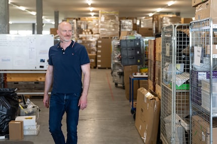 Lauritz Fricke et les trolleys avec la marchandise qui est donnée.