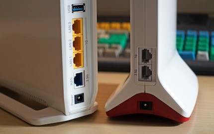 Le routeur dispose d'un port WAN 2,5 Gigabit et de trois ports LAN Gigabit, ainsi que d'un port USB-A 3.0. Le répéteur dispose d'une connexion LAN 2,5 Gigabit et d'une connexion LAN Gigabit.