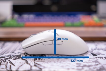 La souris gaming Viper V2 Pro de profil avec ses dimensions de l’ordre du millimètre.