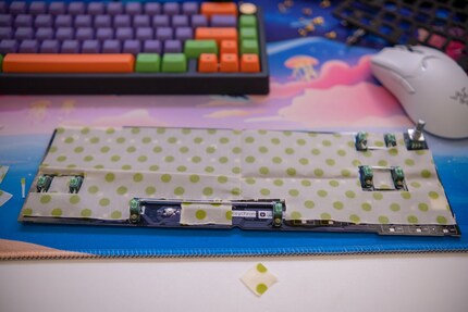 Détournement d’un mod avec film en mousse PE : je pose un tissu à la cire d’abeille sur le circuit imprimé.