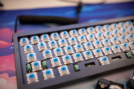 Contrairement au Q1, Keychron équipe son Q2 d’une plaque supérieure en acier plutôt qu’en aluminium.