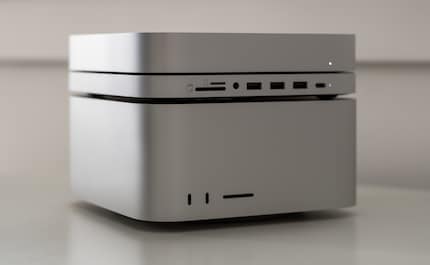 Un Mac Studio vient s'ajouter au Mac Mini avec dock. Heureusement, ils sont empilables.