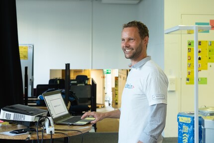 Tobias, le fondateur du Hackaton, se réjouit de l'événement de codage de cette année.