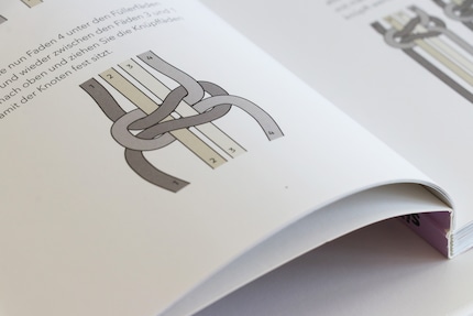 Reef knot: this image is from the book «Makramee – 24 Lieblingsstücke selbst knüpfen» (Macramé – 24 DIY Creations) by May Mullins and Marnia Ryan-Raison.