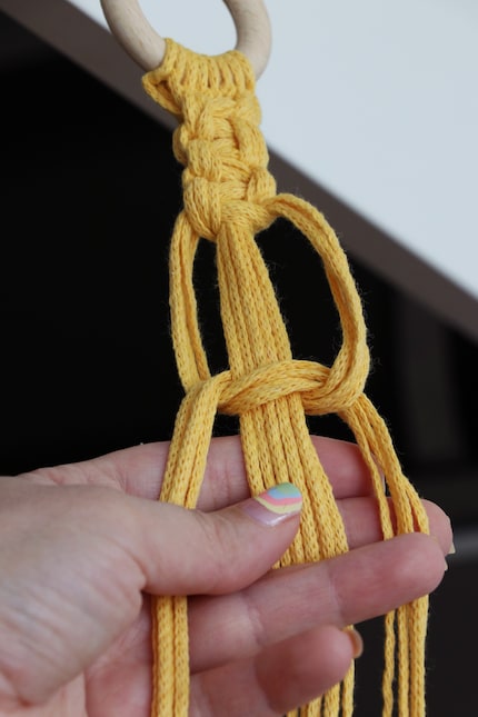 The guide threads on the left and right and the working threads in the middle.