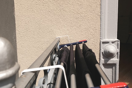 If it’s facing inward, hanging laundry on your balcony is clearly allowed.