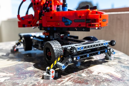 Thanks to supports, the excavator remains solid and unmoving.