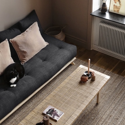 Dimensionen: 200 x 90 x 85 cm | Material: Polyester, Pinienholz | Bild: Karup Design