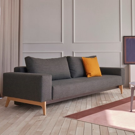 Dimensionen: 242 x 101 x 80 cm | Material: Polyester, Eichenholz | Bild: Innovation Living