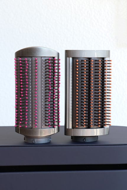 La petite brosse de lissage douce (cheveux fins) : à gauche l'ancien embout, à droite le nouveau