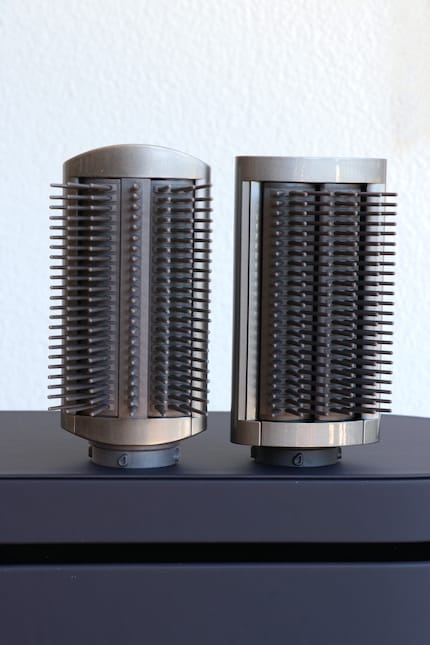 La petite brosse de lissage dure (cheveux épais) : à gauche l'ancien embout, à droite le nouveau.