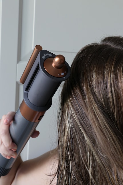 D'abord sécher les cheveux.