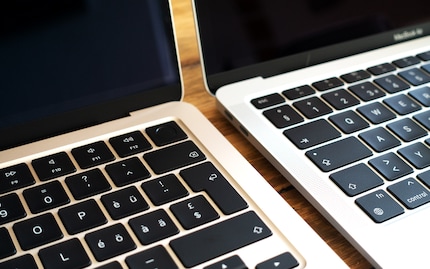Sur l'ordinateur portable M2 de gauche, les haut-parleurs ont disparu.
