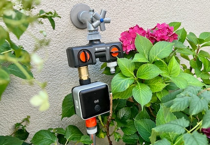L'Eve Aqua installé au robinet. Normalement, la pièce peut être raccordée directement au robinet pour éviter le pas de vis intermédiaire.