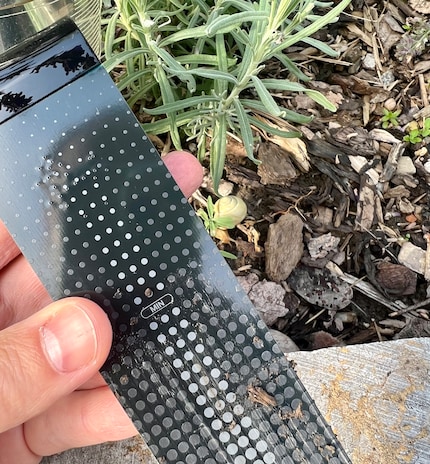Voilà comment on mesure l'humidité du sol. Le morceau de métal doit être enterré.
