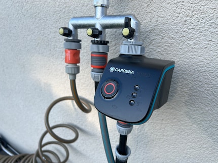 Le programmateur d'arrosage Gardena prêt à fonctionner. Le triple robinet permet également de puiser de l'eau pour d'autres usages.
