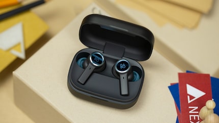 B&O Beoplay EX weisen Glaselemente an den Außenseiten auf.