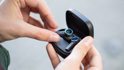 [Der magnetische Halt der Beoplay EX im Ladecase ist gut.