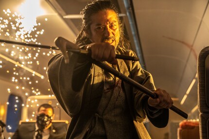 Cela aussi fait partie du spectacle : un gangster maniant le katana.