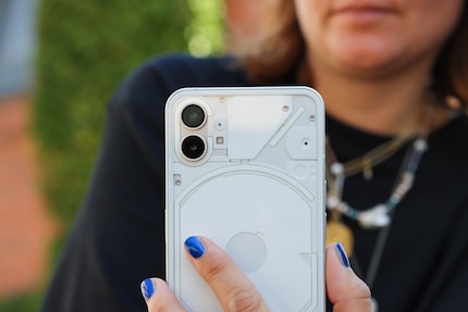Le Phone (1) est certes un peu transparent, mais on ne voit pas pour autant son intérieur.