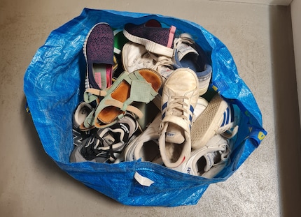 Hop, tout dans le sac : nous mettons presque toutes nos chaussures dans un sac Ikea.