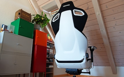 Un grand bureau peut accueillir une grande chaise, voire deux. Les petites chaises font paraître un bureau plus grand. Recaro ou Giroflex ? Herman Miller ?