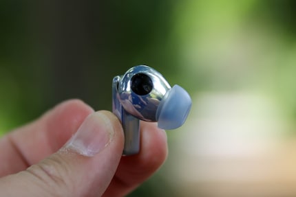 Sensors detect whether a plug is in the ear and automatically stop playback if desired – and restart it when inserted.