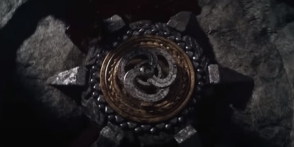 She’s not queen yet, so Rhaenyra’s sigil doesn’t have a crown.