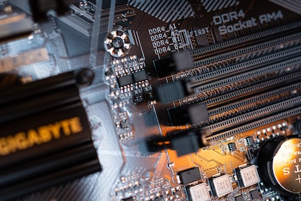 Even semi-beginners like me get it: the markings on the RAM slots are self-explanatory.
