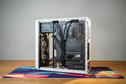Cable management behind the case’s side panel is no problem thanks to the modular power supply.