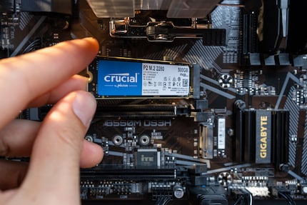 By chance, I choose the right one: The SSD harnesses its full performance in the M.2 slot marked «CPU».