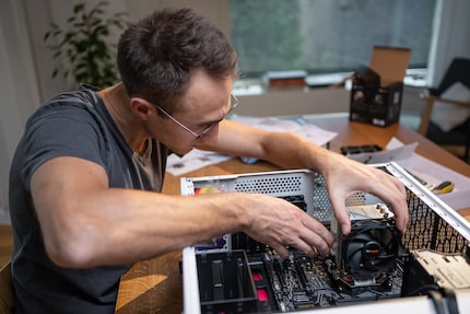 The CPU cooler can be mounted without screws. Doing it outside the case would be even easier.