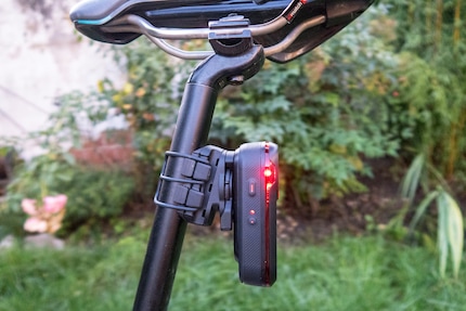 Le Garmin Varia RCT715 est beaucoup plus grand et plus lourd que son prédécesseur. Il s'adapte à toutes les tiges de selle courantes.
