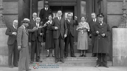 Pedro Flores (devant à gauche) avec un groupe devant l'hôtel de ville de Raleigh.
