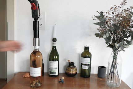 Un sacré effort pour déboucher une bouteille de vin.
