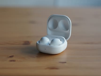 Grâce à de petits aimants, les Buds sont rapidement alimentés dans la boîte.