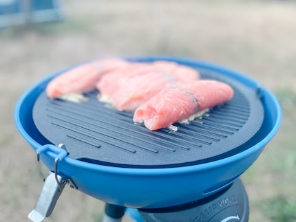 La plaque gril offre une cuisson uniforme du poisson sans ajout de matière grasse.