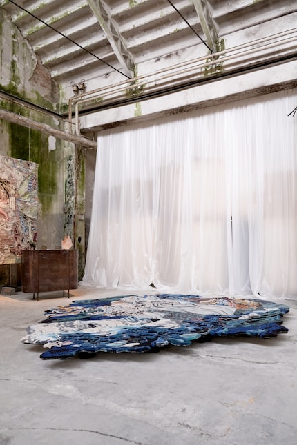 « Skrimsli » est un objet composé de fils de soie, de laine et de lurex. Pour l'exposition, il a été placé sur un piédestal.