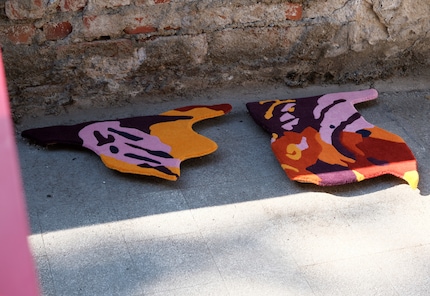 Les motifs et la silhouette des tapis sont le résultat d'études de la nature et du corps.