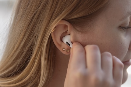 Pour faire un réglage sur les AirPods Pro, il vous suffit de légèrement appuyer.