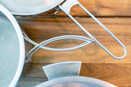 Trois récipients de cuisson, trois anses différentes, mais pas toutes égales.
