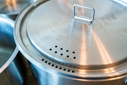 Un bon concept ne signifie pas forcément qu’il sera bien exécuté. Les trous dans le couvercle sont malheureusement trop petits, trop peu pour égoutter efficacement le contenu des casseroles.