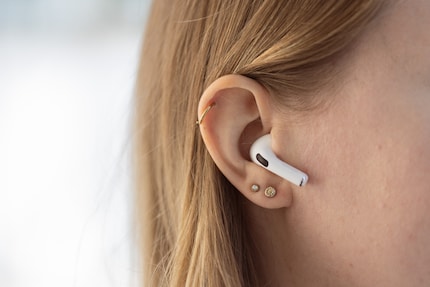 Les AirPods Pro sonnent bien dans les oreilles.