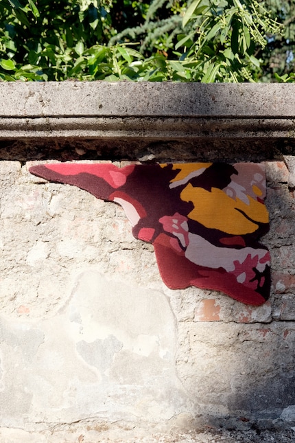 Haut en couleur : ce tapis noué à la main de la série « Botánica » est en laine tibétaine. Il est le résultat d'études de la nature et du corps.
