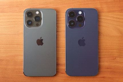 Si vous possédez déjà un iPhone 13 Pro (à gauche) et que vous n’avez pas forcément besoin du dernier modèle, vous pouvez sans problème attendre le prochain.