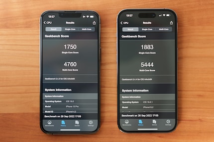 Seul le test Geekbench montre la petite amélioration des performances de l'iPhone 14 Pro (à droite) par rapport au 13 Pro (à gauche).